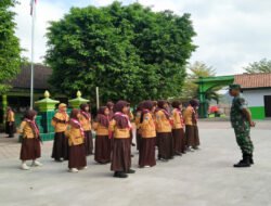 Babinsa Latih PBB Siswa SD, Tanamkan Disiplin Sejak Dini