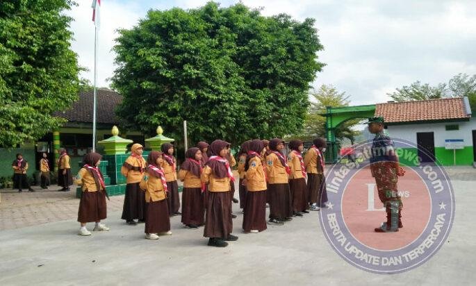 Babinsa Latih PBB Siswa SD, Tanamkan Disiplin Sejak Dini
