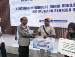 Kapolda Jatim Dampingi Wamenhub Serahkan Santunan Korban KM Mutiara Sentosa II