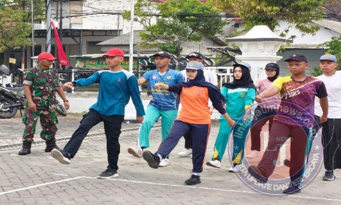 Persiapan Upacara HUT RI Ke 81, Anggota Koramil 0801/01 Pacitan Latih Paskibra Tingkat Kecamatan
