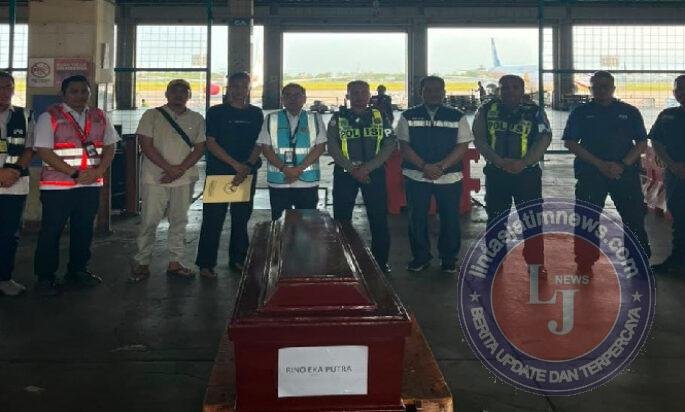 Tim DVI Polda Jatim Kembali Serahkan Jenazah Korban KM Mutiara Sentosa II Asal Sumatera dan Sulawesi kepada Keluarga