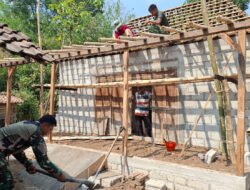 Masa Purna Bakti, Kamituo Gupit tetap Turun Tangan bantu Satgas TMMD Rehab Rumah Warganya