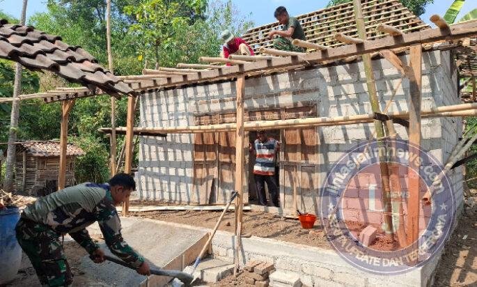 Masa Purna Bakti, Kamituo Gupit tetap Turun Tangan bantu Satgas TMMD Rehab Rumah Warganya