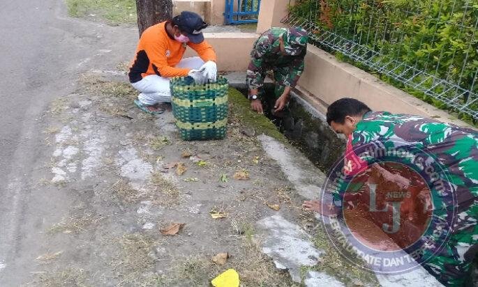 Wujudkan Lingkungan Sehat, Babinsa Keprabon Gandeng Tim Saberling & Warga Kerja Bakti di Kampung Kusumodiningratan