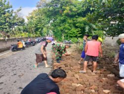 Gotong Royong Satukan Warga dan Babinsa, Lingkungan Dusun Sarangan Kian Bersih dan Asri
