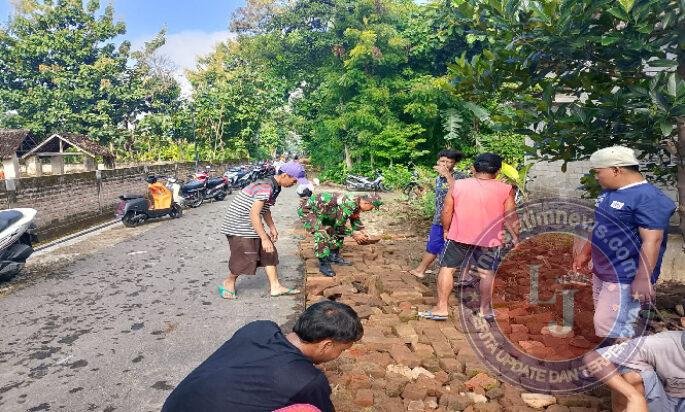 Gotong Royong Satukan Warga dan Babinsa, Lingkungan Dusun Sarangan Kian Bersih dan Asri