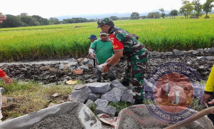 Setetes Air, Sejuta Harapan: Babinsa dan Warga Bergotong Royong Bangun Irigasi untuk Sawah Desa