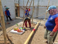 Bendera Merah Putih Disiram Kembang Setaman, Adat Pendirian Rumah Sasaran Rehab RTLH TMMD ke 129