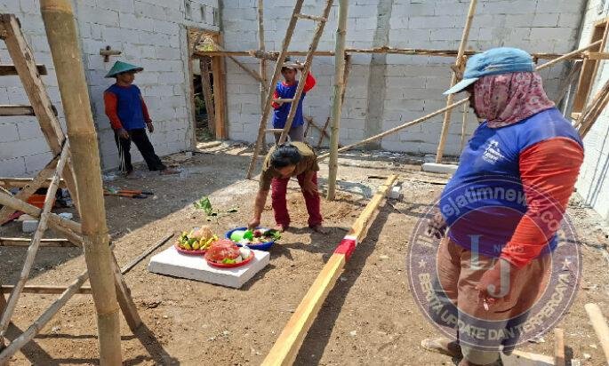 Bendera Merah Putih Disiram Kembang Setaman, Adat Pendirian Rumah Sasaran Rehab RTLH TMMD ke 129