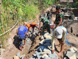Telah Capai Tahap Akhir Pembangunan Jembatan, Anggota Satgas TMMD ke 129 Fokus Bangun Talud Jalan