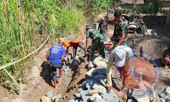 Telah Capai Tahap Akhir Pembangunan Jembatan, Anggota Satgas TMMD ke 129 Fokus Bangun Talud Jalan