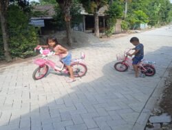 Ekspresi Girang Balita Naik Sepeda Diatas Paving Pembangunan TMMD 129 Bulu Lor