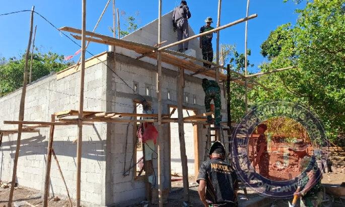 Kebut Pengerjaan, Anggota Satgas TMMD ke 129 Pasang Gewel Penopang Atap Rumah Sasaran Rehab RTLH