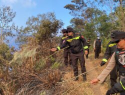 Polres Lumajang Buat Fire Break Darurat Antisipasi Karhutla TNBTS Meluas