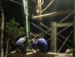 Semangat TNI dan Warga Tak Pernah Surut, Pembangunan Jembatan Gantung Hingga Malam Hari