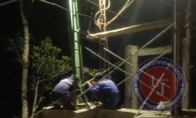 Semangat TNI dan Warga Tak Pernah Surut, Pembangunan Jembatan Gantung Hingga Malam Hari