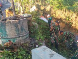 TNI-Polri Bersama Warga Bersihkan Irigasi di Munjungan