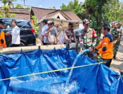 Setetes Harapan di Musim Kemarau, Babinsa Koramil Wonosegoro Dampingi Pendistribusian Air Bersih