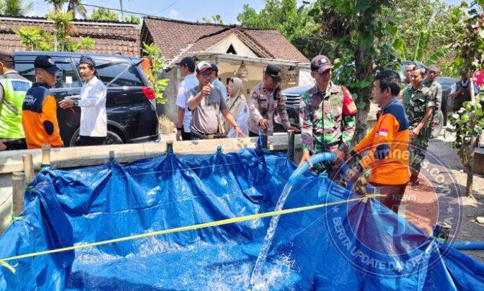 Setetes Harapan di Musim Kemarau, Babinsa Koramil Wonosegoro Dampingi Pendistribusian Air Bersih