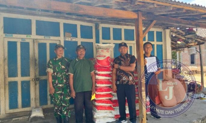 Pupuk Tiba, Harapan Petani Terjaga: Babinsa Dampingi Penyaluran Pupuk Nonsubsidi di Taman