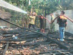 Gerak Cepat, Babinsa Paron dan Damkar Padamkan Kebakaran Rumah Warga Akibat Korsleting Listrik