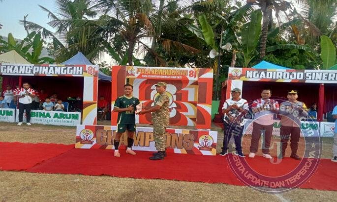 Semarak Lomba Kemerdekaan RI Ke 81, TNI Hadir Pada Penyerahan Piala Liga Sepak Bola Antar Desa