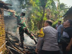 Kebakaran Melanda Rumah Warga Glonggong, Babinsa dan Warga Bergerak Cepat