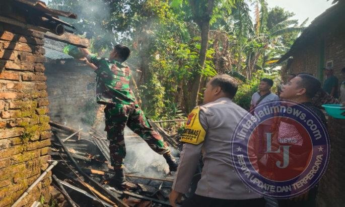 Kebakaran Melanda Rumah Warga Glonggong, Babinsa dan Warga Bergerak Cepat