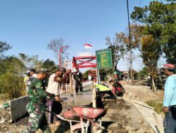 Gotong Royong, Babinsa Pitu dan Warga Bangun Jembatan Garuda di Desa Cantel