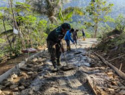 TNI Di Wilayah Teritorial Bantu Rabat Jalan Beton Wilayah Binaan