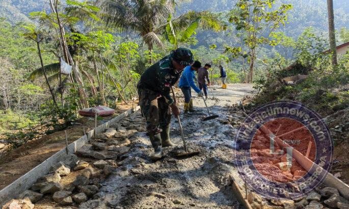 TNI Di Wilayah Teritorial Bantu Rabat Jalan Beton Wilayah Binaan