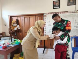 Jaga Anak Tetap Sehat, Babinsa Dampingi BIAS di SDN 01 Kepet