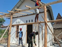Rumah Puguh hampir Rampung, Anggota Satgas TMMD bersama Masyarakat Fokus Selesaikan teras Rumah