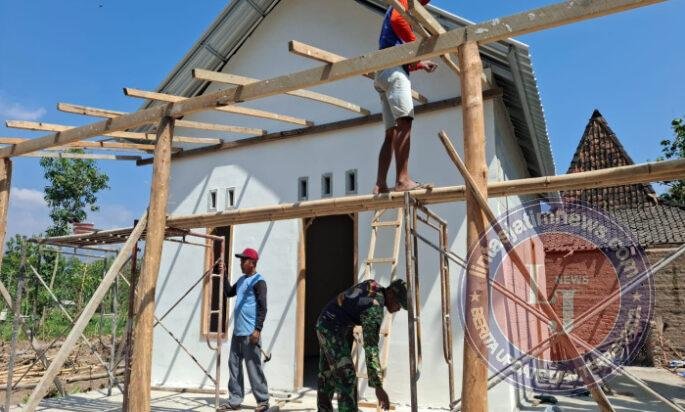 Rumah Puguh hampir Rampung, Anggota Satgas TMMD bersama Masyarakat Fokus Selesaikan teras Rumah