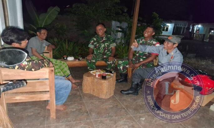 Patroli Malam Babinsa Paranggupito Perkuat Sinergitas dengan Tokoh Masyarakat