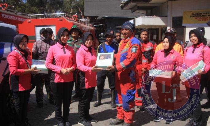 Polres Probolinggo dan Bhayangkari Salurkan Bantuan untuk Relawan Karhutla TNBTS di Bromo