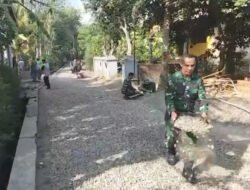 TNI dan Warga Gotong Royong Aspal Jalan di Desa Pogalan
