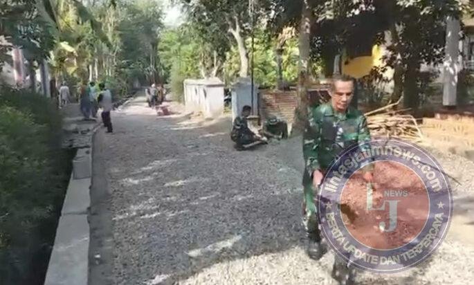 TNI dan Warga Gotong Royong Aspal Jalan di Desa Pogalan