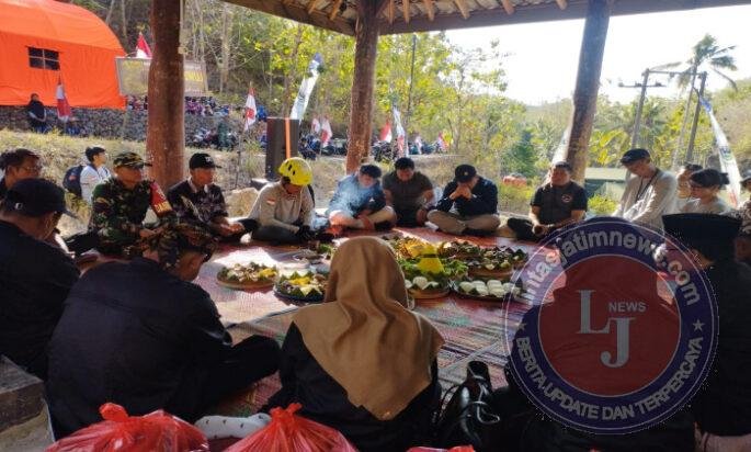 Doa Bersama Tim Ekpedisi Gahvara Yava di Luweng Ombo, Danramil 0801/11 Donorojo Lakukan Pengamanan