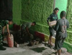 Babinsa, Tukang & Warga Pasang Keramik Lantai RTLH Di Lembur Sampai Malam Hari