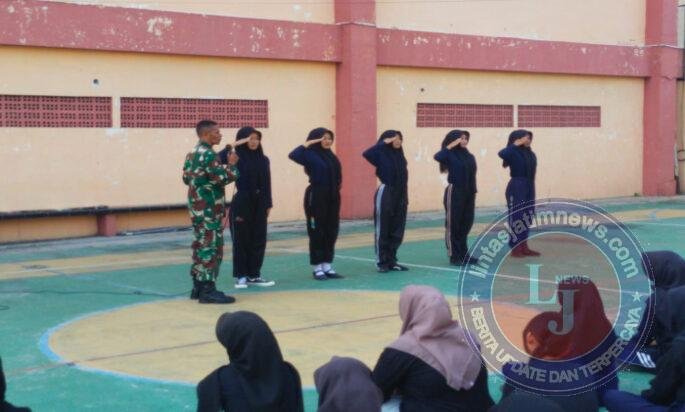 Bentuk Karakter Generasi Penerus, Babinsa Koramil Banjarsari Latih PBB & Wawasan Kebangsaan Siswa SMK Wijaya Kusuma