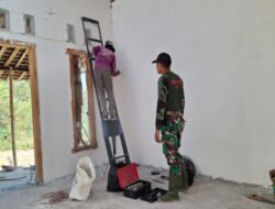 Instalasi Listrik Rehab RTLH jadi Perhatian Satgas TMMD demi Keamanan Penghuni