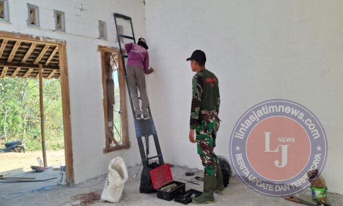 Instalasi Listrik Rehab RTLH jadi Perhatian Satgas TMMD demi Keamanan Penghuni