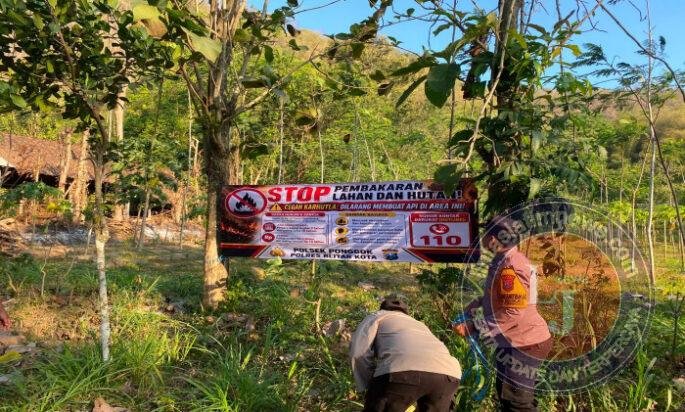 Polres Blitar Kota Edukasi Warga dan Pasang Banner Cegah Karhutla di Lereng Gunung Pegat