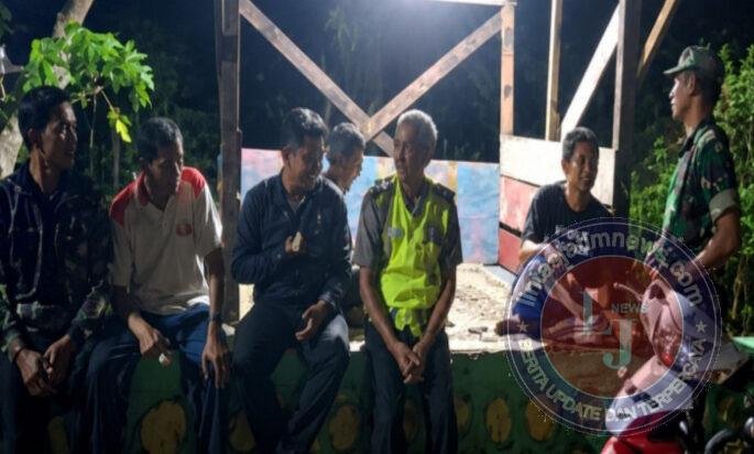 Babinsa Koramil 12/Eromoko Bersinergi dengan Linmas Jaga Keamanan Wilayah pada Malam Hari