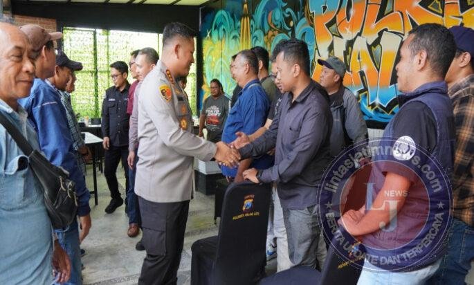 Kapolresta Malang Kota Ajak Media dan Suporter Jaga Kamtibmas, Dorong Aremania – Bonek Rawat Kedamaian Sepak Bola