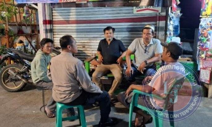 JJOS Jaga Kamtibmas di Muara Angke, Bhabinkamtibmas Sambangi Warga yang Laksanakan Siskamling