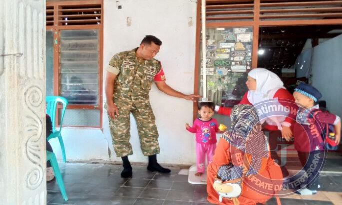 Sehat Sejak Dini, Babinsa Garon Dampingi Warga di Posyandu Kedung Meneng