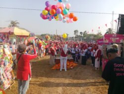 Meriahkan HUT RI Ke 81, Babinsa Koramil 0801/11 Donorojo Lakukan Pengamanan Jalan Sehat Murid Paud