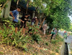 Jaga Keamanan Lingkungan, Babinsa Manahan Kerja Bakti Buat Pos Kamling Bersama Warga Gondang